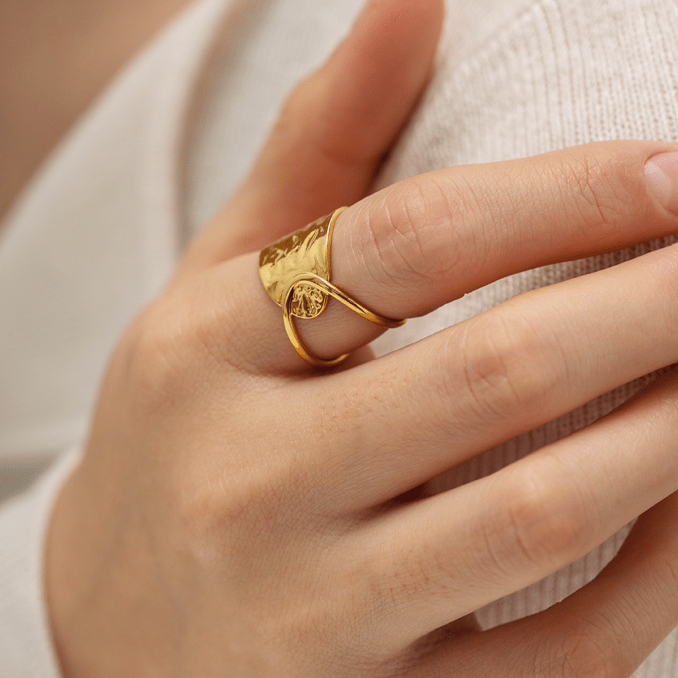 Mimi Femme Rings Viviette Gold Ring